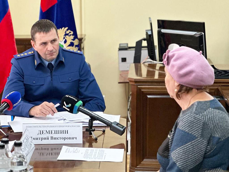 Заместитель Генерального прокурора России Дмитрий Демешин совместно с Губернатором края Виктором Томенко провели личный прием граждан в г. Барнауле.