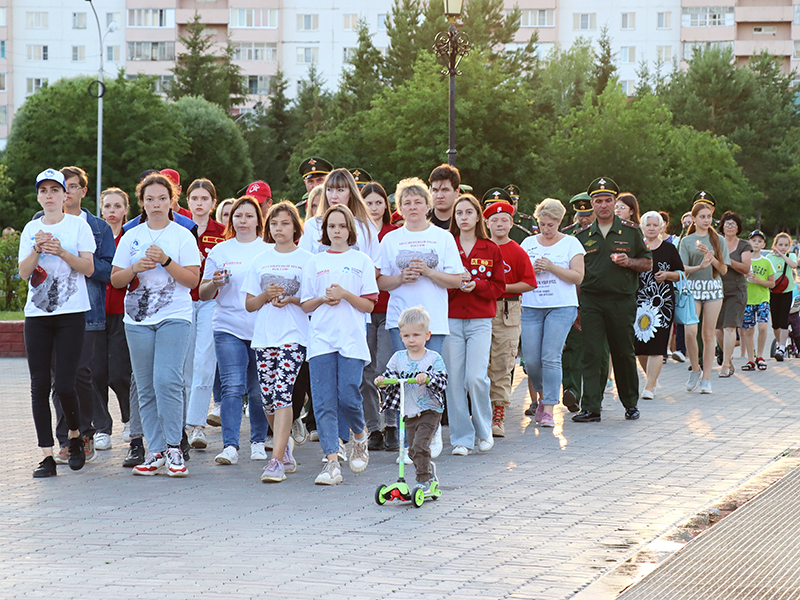 ОГОНЬ ПАМЯТИ ЗАЖГЛИ В СЕРДЦАХ ЛЮДЕЙ.